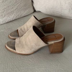 Aquatalia Jayne Suede Open Toe Mule. Wooden Block Heel. Tan Ecru. US Size 9.